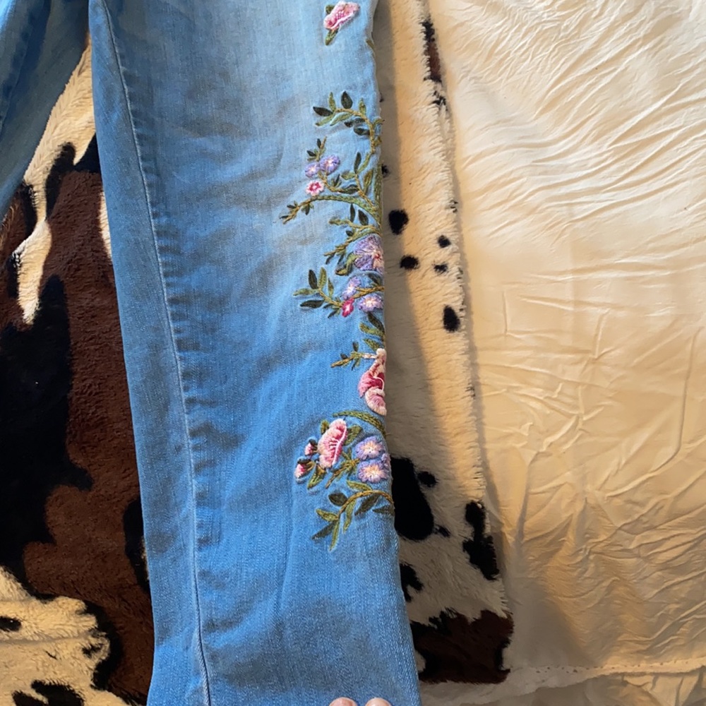 Floral light wash jeans - Picture 5 of 8